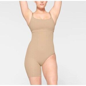 SKIMS SOLUTION SHORT LEFT LEG EXPOSED